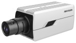 2 MP IP DarkFighter boxkamera; hang I/O; riasztás I/O